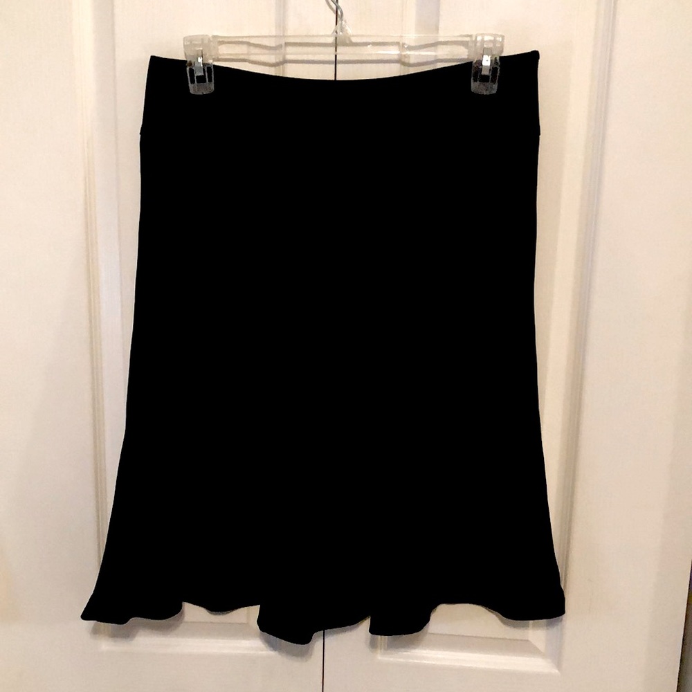 Calvin Klein black crepe skirt size 10. This unlined skirt is 25 1/2 inches long - Picture 1 of 4